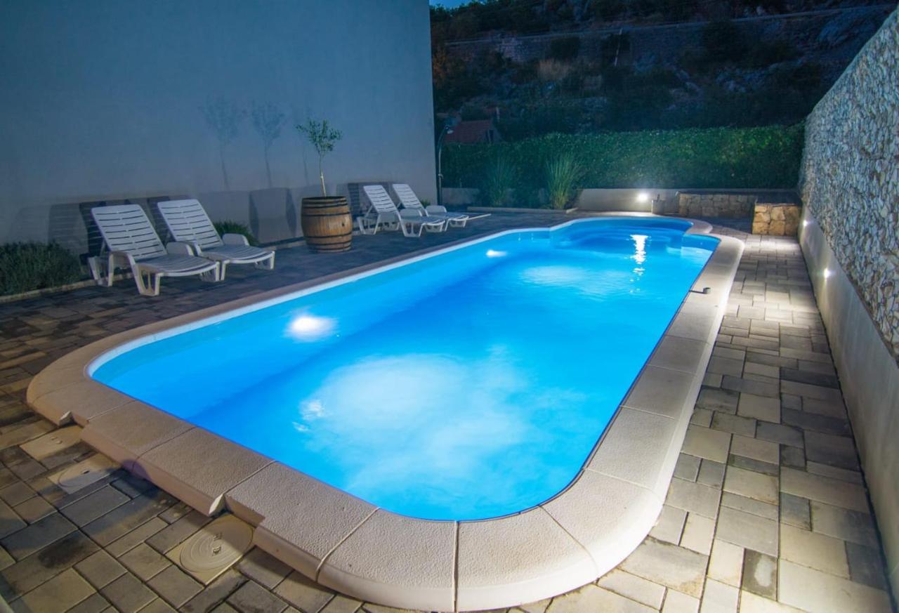 Village Holiday Apartman With Heated Pool Maslina Kostanje Екстер'єр фото